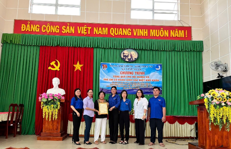 TỔ CHỨC CHƯƠNG TRÌNH TRAO TẶNG 80 PHẦN QUÀ CHO HỘ NGHÈO VÀ TRẺ EM CÓ HOÀN CẢNH ĐẶC BIỆT KHÓ KHĂN