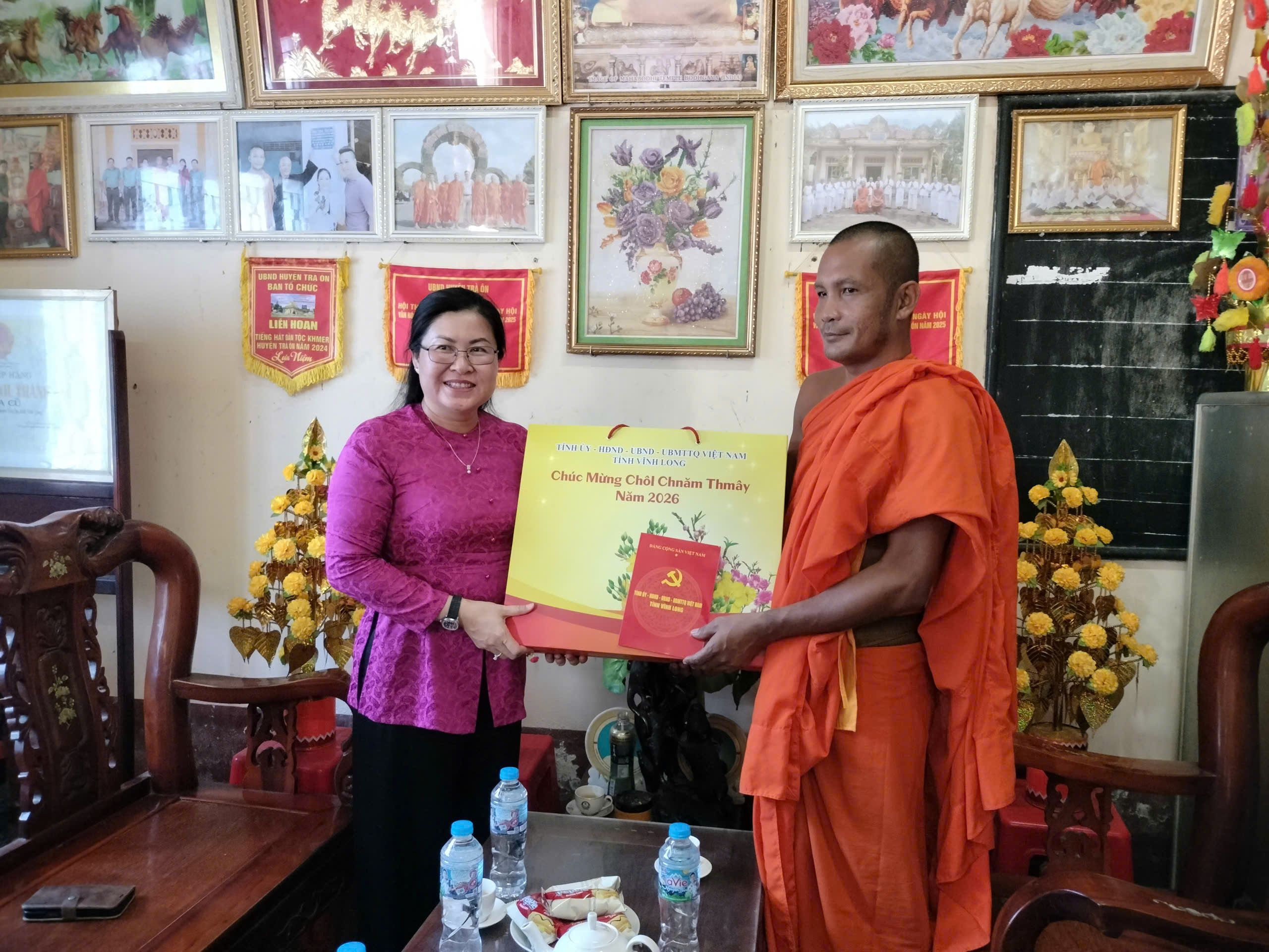 Đoàn công tác Ban Tuyên giáo và Dân vận Tỉnh ủy Vĩnh Long đến thăm, chúc Tết và tặng quà tại Chùa Cũ Trà Sơn và  gia đình chính sách trên địa bàn xã Vĩnh Xuân.