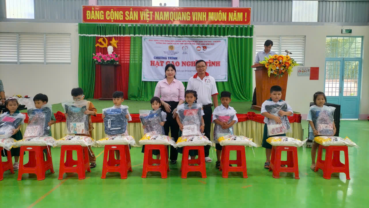Vĩnh Xuân: Trao quà, học bổng tiếp sức học sinh nghèo đến trường