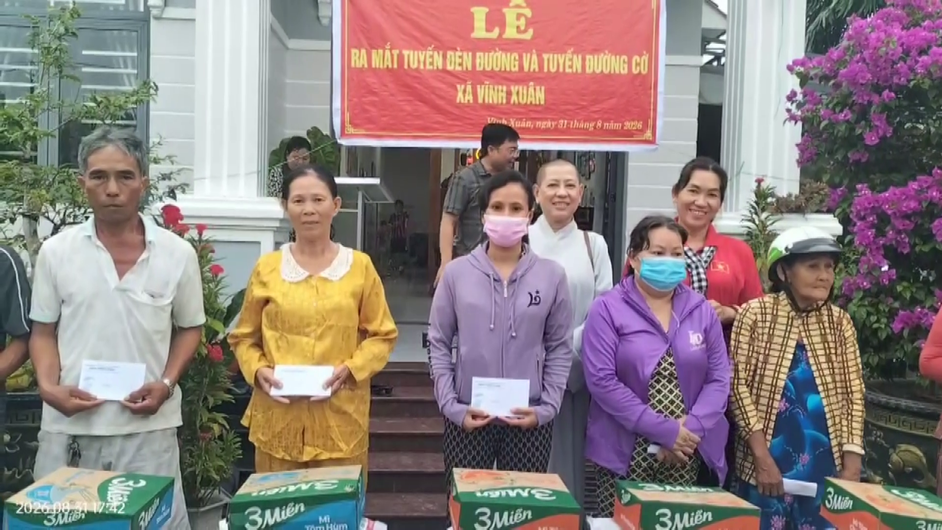 Vĩnh Xuân trao 60 suất quà cho gia đình có hoàn cảnh khó khăn nhân dịp Quốc khánh 2/9
