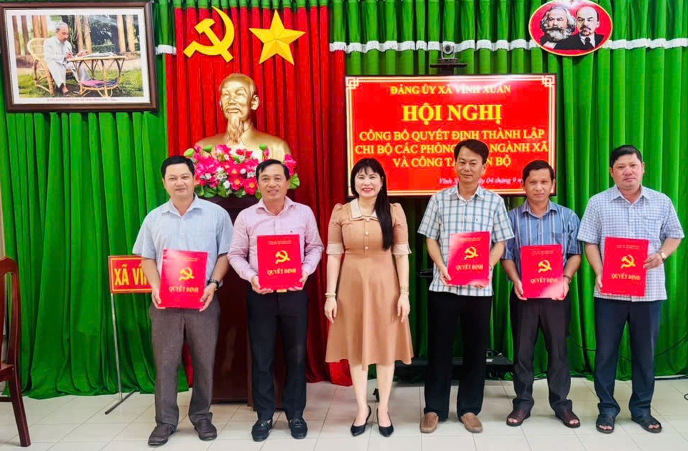 Vĩnh Xuân: Công bố quyết định thành lập các chi bộ, đảng bộ trực thuộc Đảng ủy xã