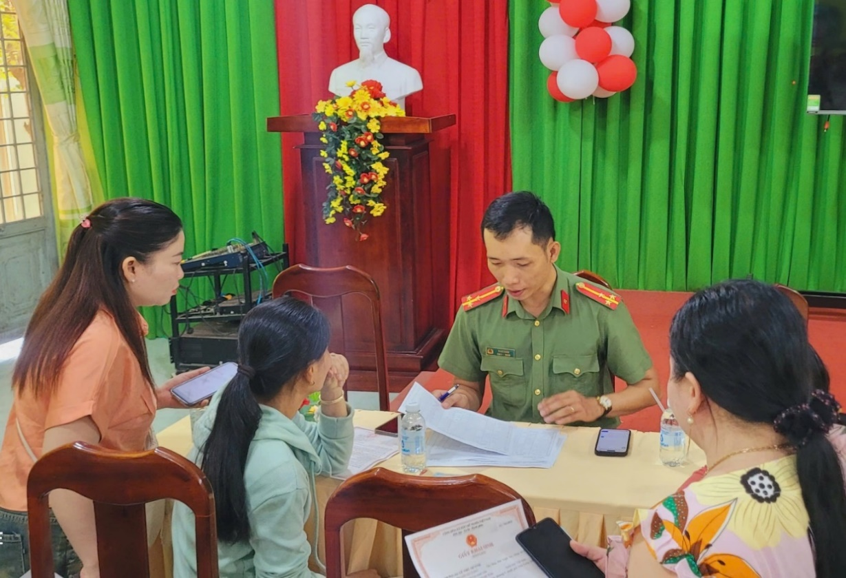              ĐỂ CHUYỂN ĐỔI SỐ KHÔNG ĐỨNG NGOÀI CÁNH CỬA NHÀ DÂN