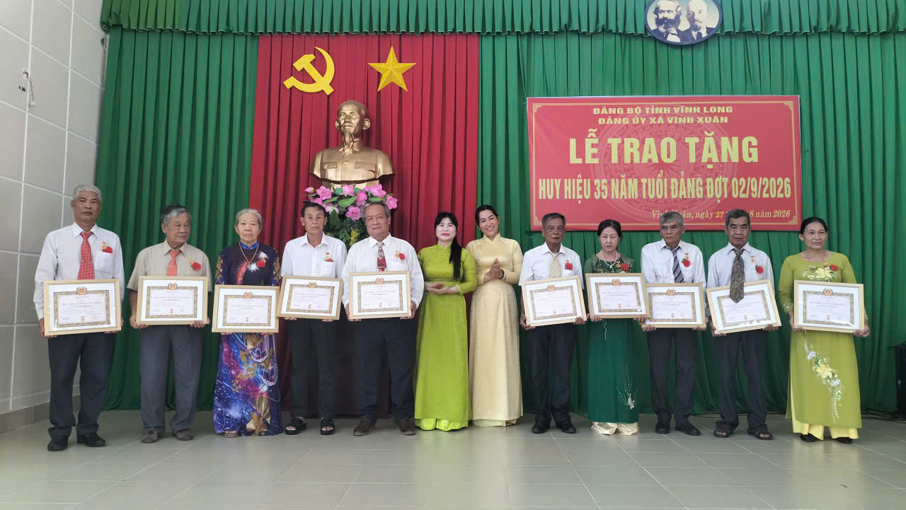 Vĩnh Xuân: trao Huy hiệu Đảng đợt 02/9 cho 65 đảng viên