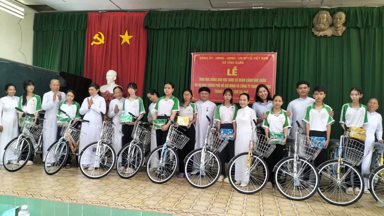  Vĩnh Xuân: trao quà yêu thương, tiếp sức đến trường