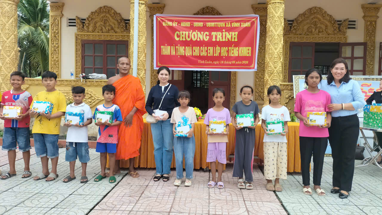 Bí thư Đảng ủy xã Vĩnh Xuân thăm, tặng quà các em học tiếng Khmer