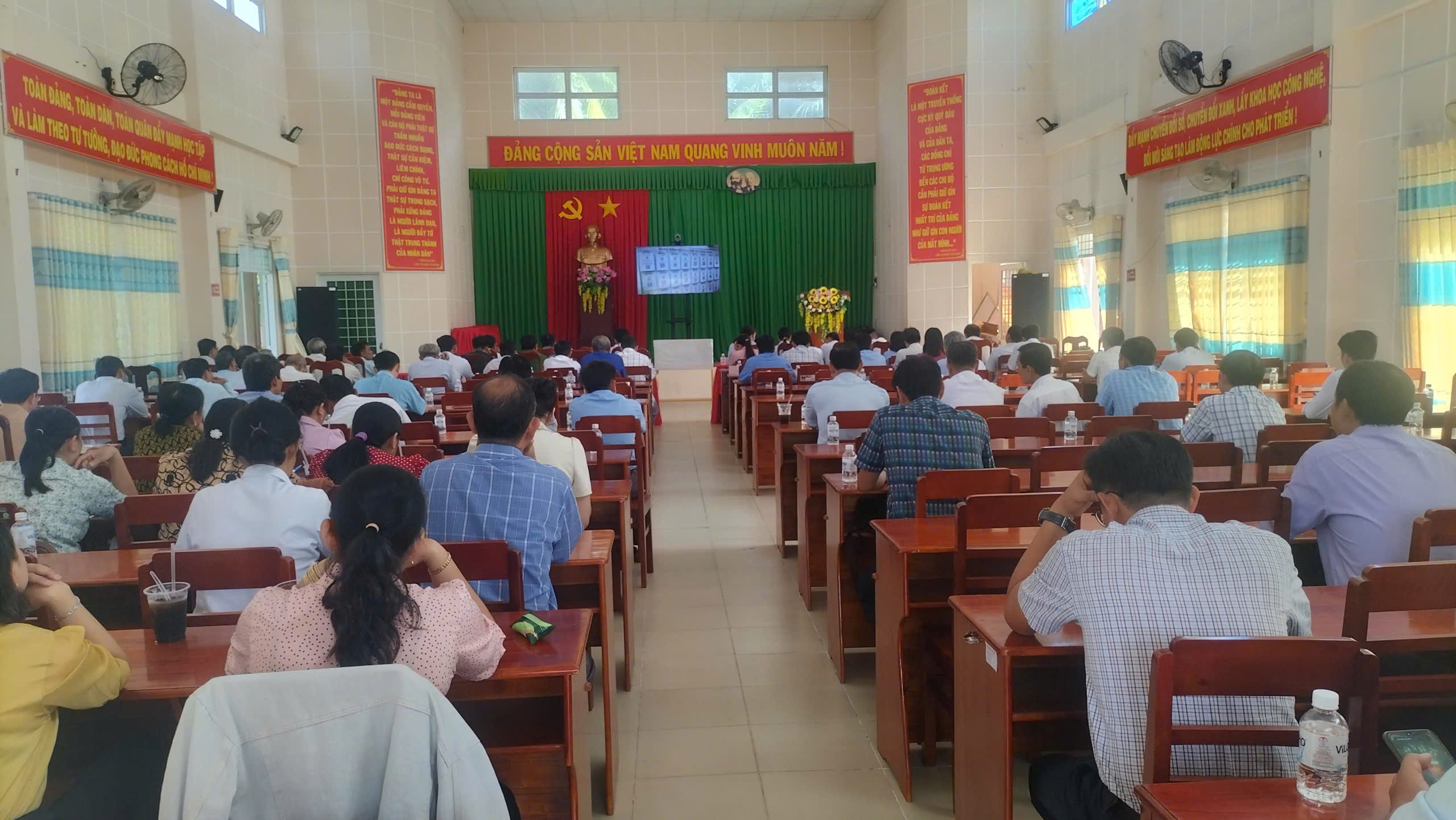Vĩnh Xuân: Hội nghị trực tuyến nghiên cứu, học tập, quán triệt và triển khai thực hiện một số Nghị quyết, Chỉ thị của Bộ Chính trị