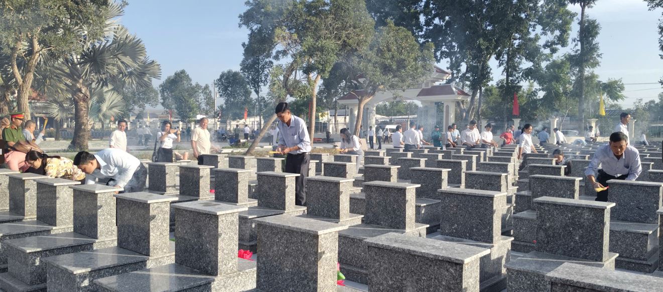 Viếng nghĩa trang liệt sĩ nhân ngày 27/7