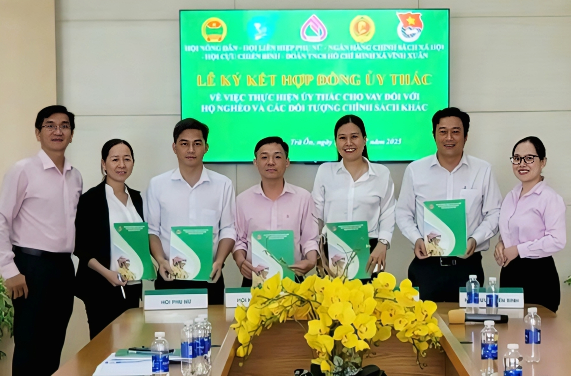 Ký kết hợp đồng ủy thác giữa Ngân hàng Chính sách xã hội và các tổ chức chính trị - xã hội xã Vĩnh Xuân