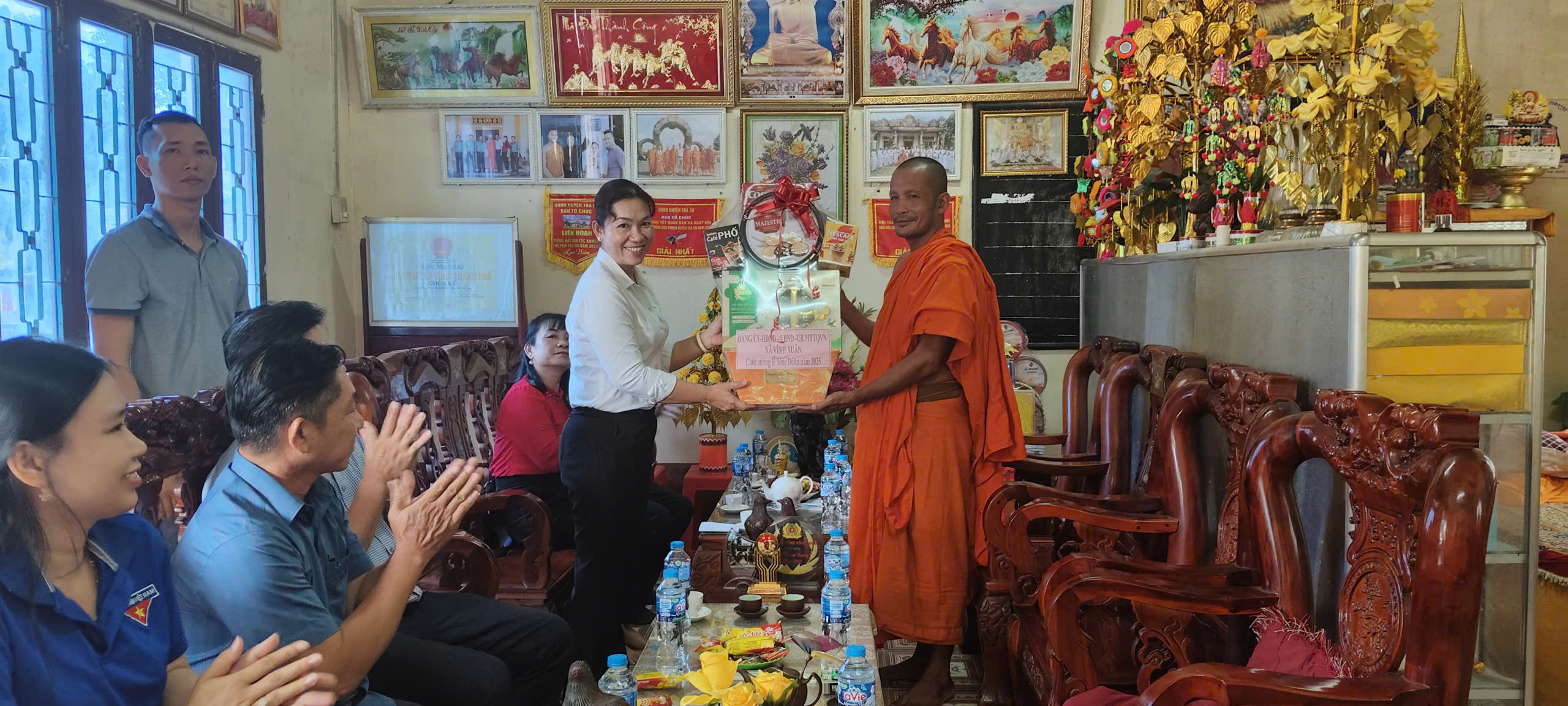 Thăm viếng chùa Cũ Trà Sơn và gia đình chính sách nhân dịp Lễ Sêne Đôlta năm 2025