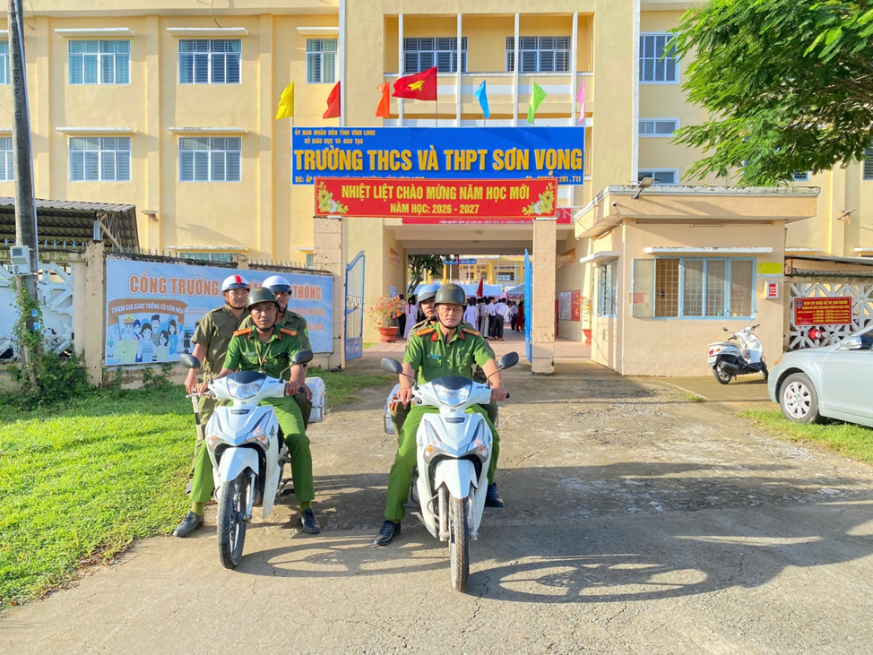 Công an xã Nhị Trường triển khai nhiều biện pháp bảo đảm trật tự, an toàn giao thông cho học sinh đến trường