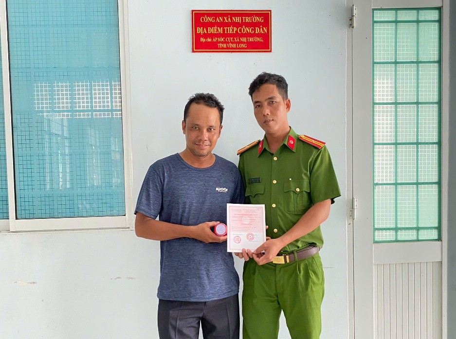 Công an xã Nhị Trường giải quyết thủ tục đăng ký, quản lý con dấu theo 
phân cấp mới
