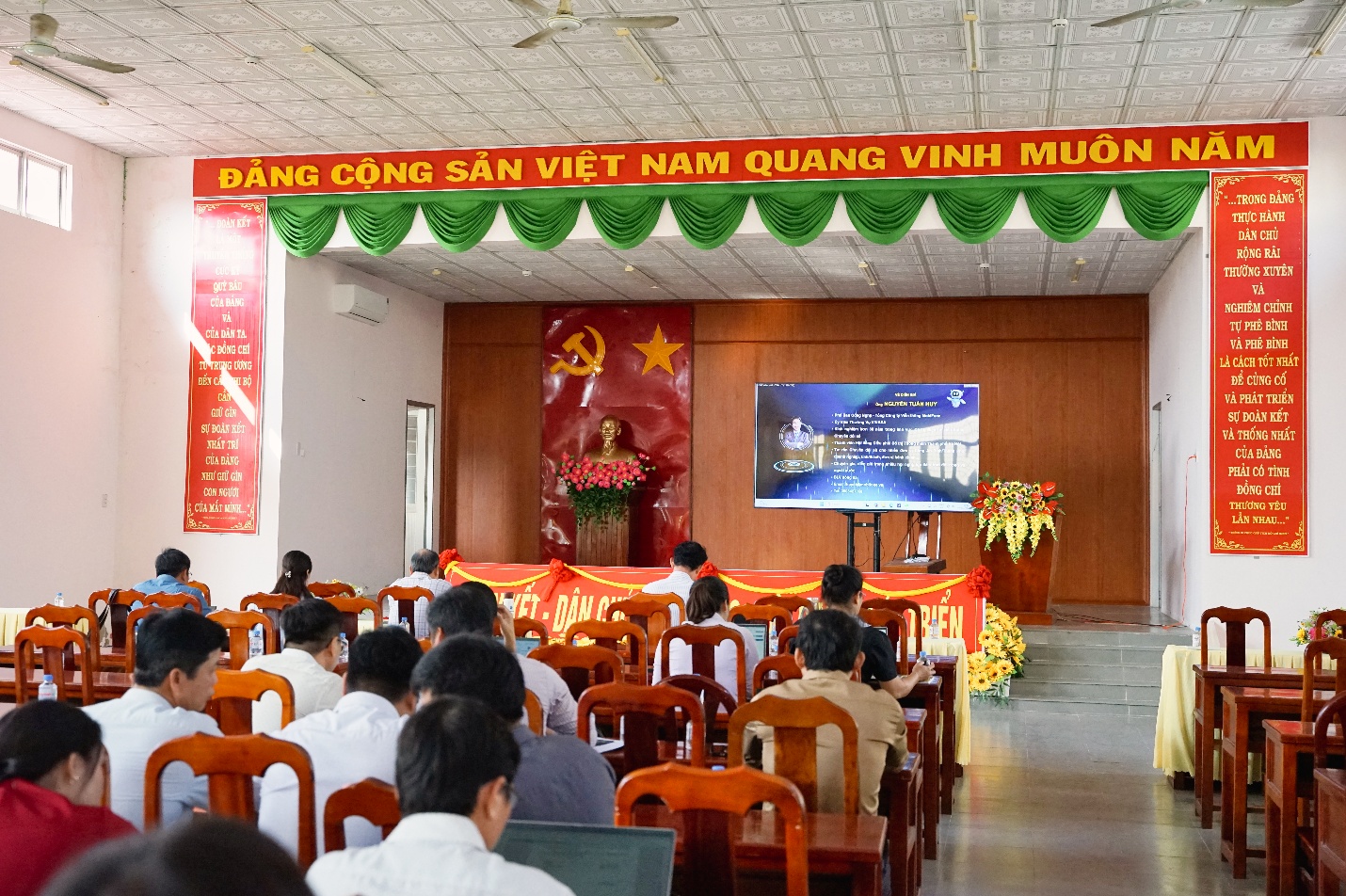 Xã Long Hữu tham dự hội nghị trực tuyến giới thiệu giải pháp chuyển đổi số, ứng dựng trí tuệ nhân tạo (AI)