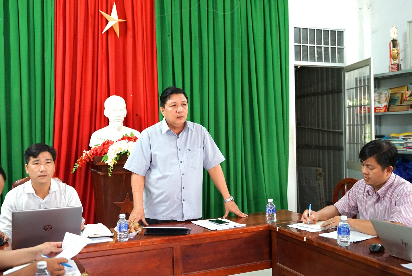 Đoàn kiểm tra Đảng ủy xã Long Hữu kiểm tra việc thực hiện Nghị quyết 9 tháng đầu năm tại Chi bộ ấp 15